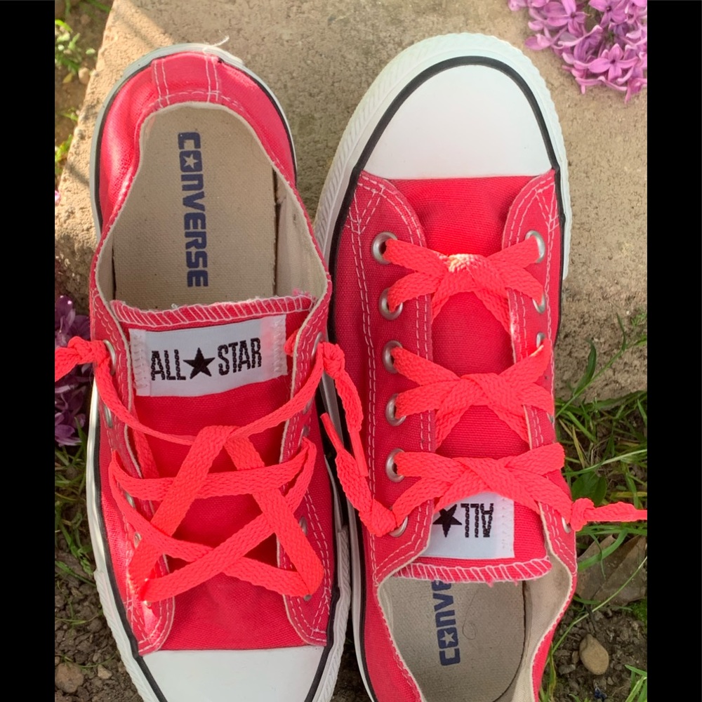 Converse Chuck Taylors sz 7
